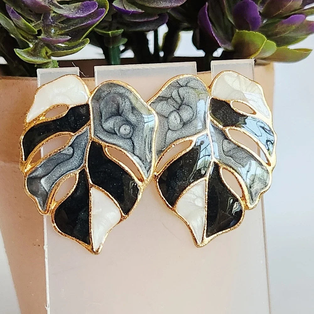 Monstera Leaf Stud Earrings Black White Grey Marbled Enamel Gold Tone‎ Tropical